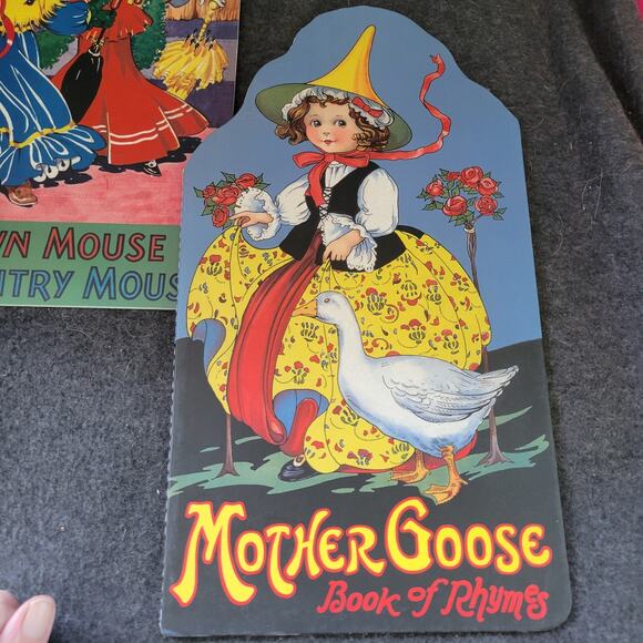 3 Childrens Book GREEN TIGER PRESS 2004 Three Bears Nursery Rymes Town Mouse - Picture 3 of 10